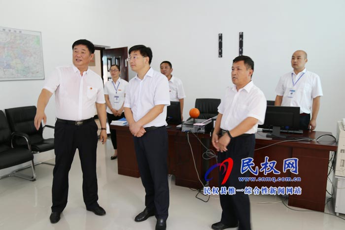 縣委副書記、縣長張團(tuán)結(jié)查看縣司法局社區(qū)矯正中心