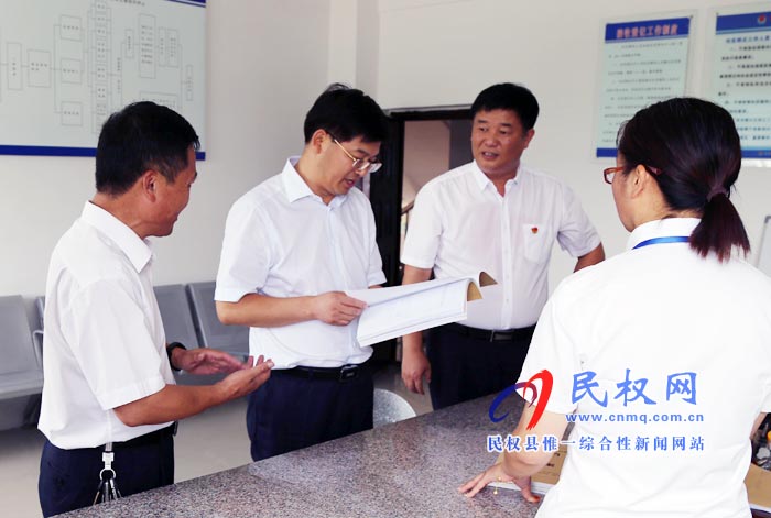 縣委副書記、縣長張團(tuán)結(jié)查看縣司法局社區(qū)矯正中心