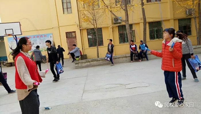 民權志愿者:為聾啞兒童送溫暖 民權志愿者:為聾啞兒童送溫暖
