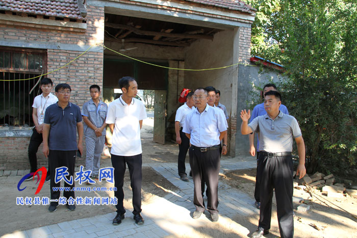 縣政協(xié)黨組書記、主席周明河到白云寺鎮(zhèn)青行村調(diào)研企業(yè)扶貧工作