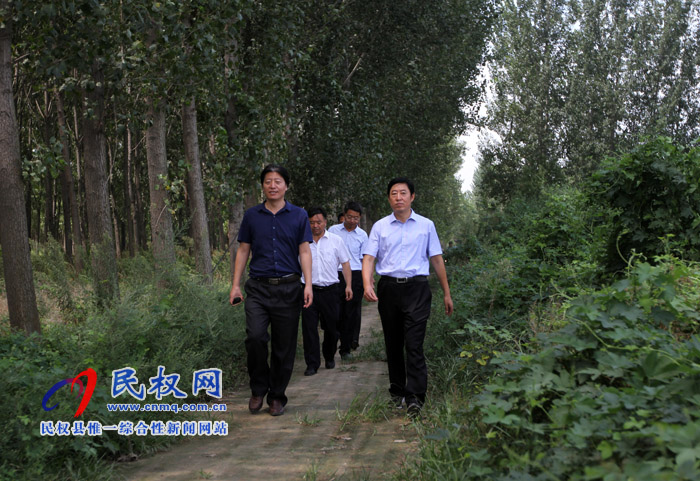 縣委常委、宣傳部長(zhǎng)屠志遠(yuǎn)陪同《商丘日?qǐng)?bào)》采訪團(tuán)在我縣采訪調(diào)研