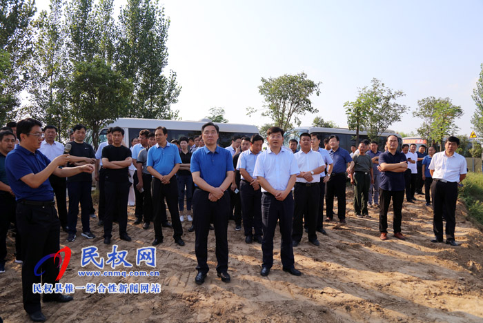 全市環(huán)境攻堅現(xiàn)場會在我縣召開 全市環(huán)境攻堅現(xiàn)場會在我縣召開