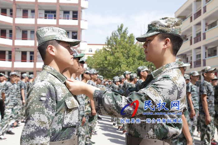 縣實驗中學(xué)開展軍訓(xùn)活動 縣實驗中學(xué)開展軍訓(xùn)活動