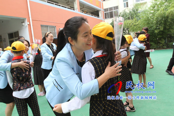 育才雙語小學(xué)舉行教師節(jié)慶典活動(dòng) 育才雙語小學(xué)舉行教師節(jié)慶典活動(dòng)