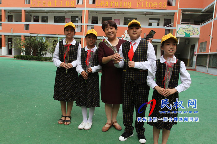 育才雙語小學(xué)舉行教師節(jié)慶典活動(dòng) 育才雙語小學(xué)舉行教師節(jié)慶典活動(dòng)