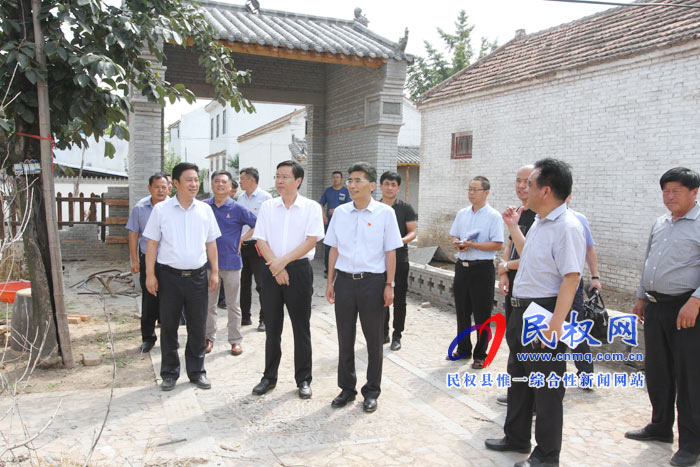 市委書記王戰(zhàn)營蒞民調研脫貧攻堅工作 市委書記王戰(zhàn)營蒞民調研脫貧攻堅工作