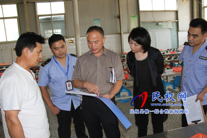 民權(quán)縣食藥監(jiān)局開展“雙節(jié)”期間食品專項(xiàng)整治行動(dòng) 民權(quán)縣食藥監(jiān)局開展“雙節(jié)”期間食品專項(xiàng)整治行動(dòng)