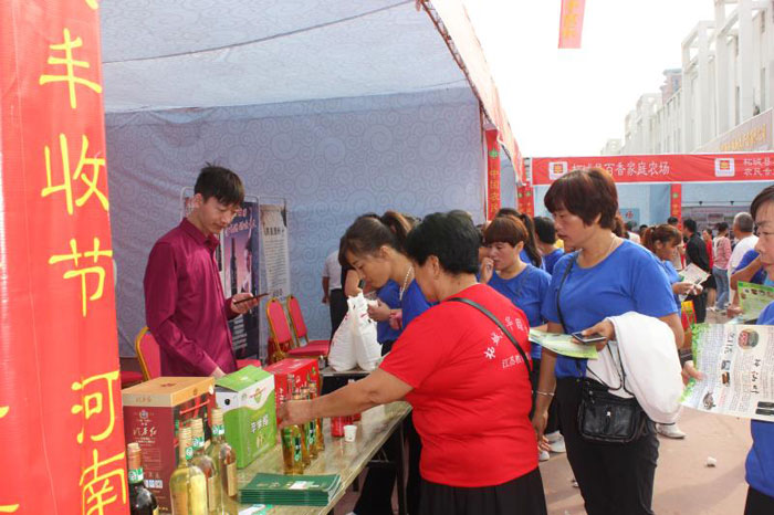 民權(quán)縣參加商丘(柘城)分會(huì)場舉辦的“河南省首屆中國農(nóng)民豐收節(jié)” 民權(quán)縣參加商丘(柘城)分會(huì)場舉辦的“河南省首屆中國農(nóng)民豐收節(jié)”