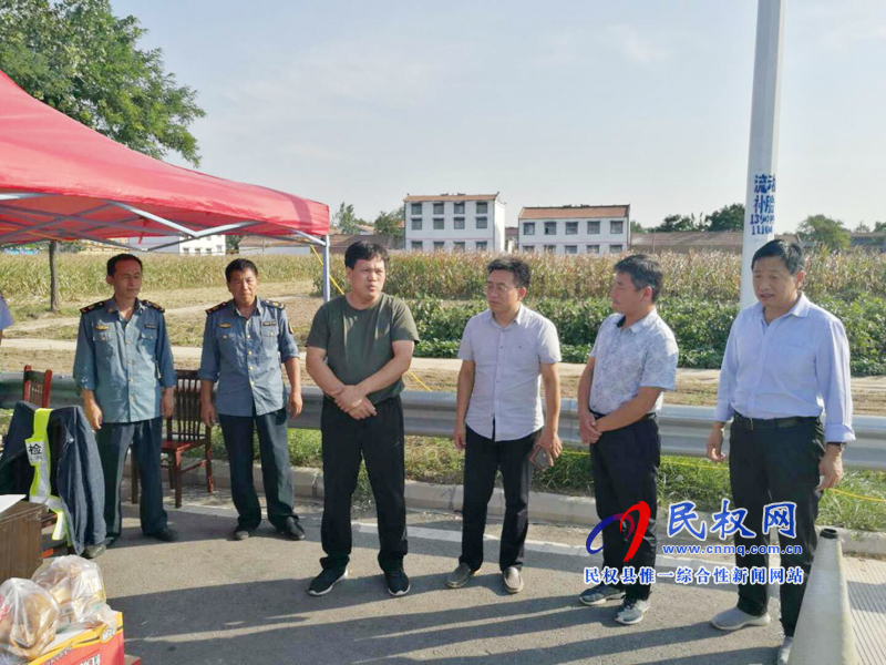 副縣長孟祥亮慰問中秋假日非洲豬瘟防控消毒卡點(diǎn)值守人員 副縣長孟祥亮慰問中秋假日非洲豬瘟防控消毒卡點(diǎn)值守人員