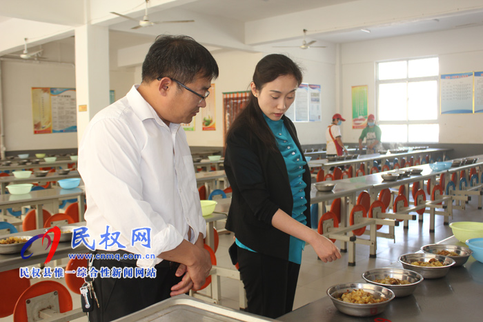 副縣長朱琳、縣群工部部長陳鴻志督導(dǎo)檢查校園食品安全管理工作