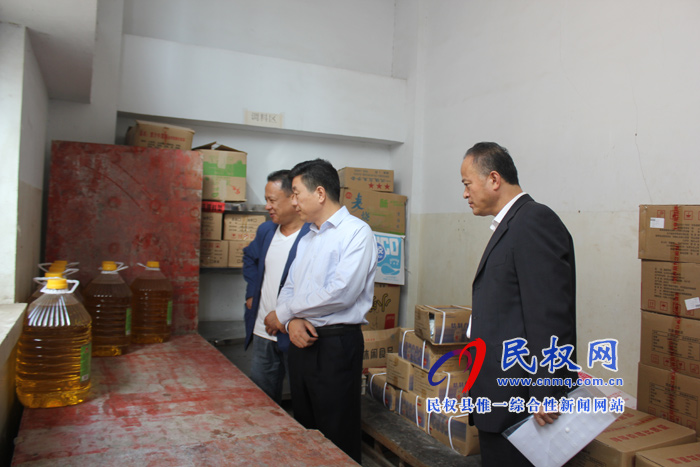副縣長朱琳、縣群工部部長陳鴻志督導(dǎo)檢查校園食品安全管理工作