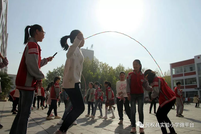 民權(quán)縣實(shí)驗(yàn)小學(xué)課間跳繩活動(dòng)成風(fēng)景 民權(quán)縣實(shí)驗(yàn)小學(xué)課間跳繩活動(dòng)成風(fēng)景