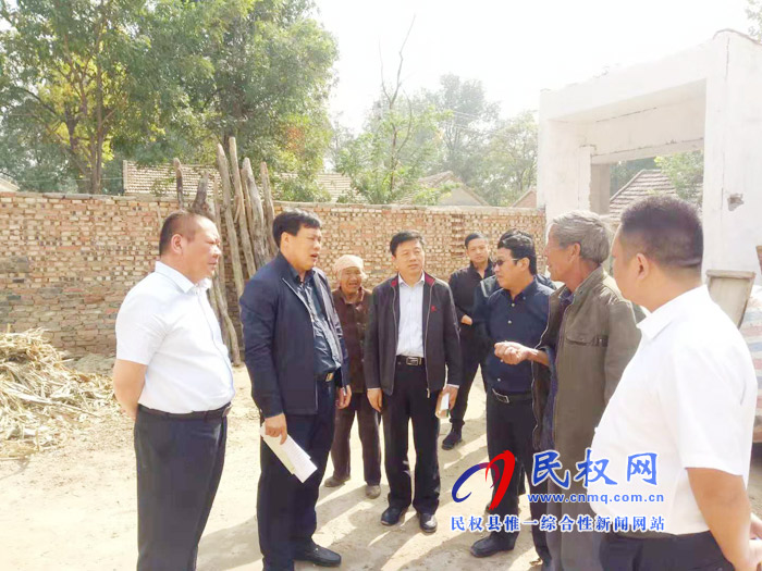 縣領(lǐng)導(dǎo)孟祥亮、陳鴻志督導(dǎo)檢查伯黨鄉(xiāng)脫貧攻堅(jiān)工作