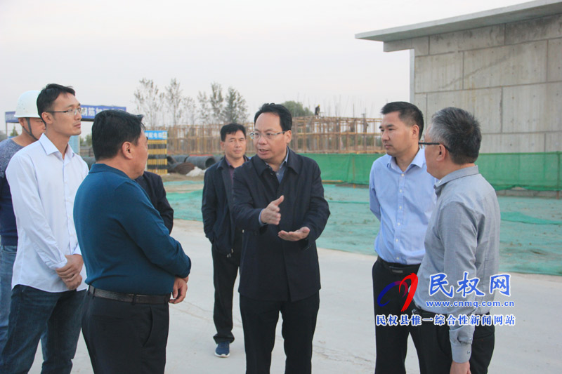 縣委常委、常務(wù)副縣長李啟峰查看全縣城建項目推進情況