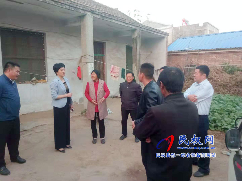 縣人大主任周燕到龍?zhí)伶?zhèn)查看脫貧攻堅(jiān)工作 縣人大主任周燕到龍?zhí)伶?zhèn)查看脫貧攻堅(jiān)工作