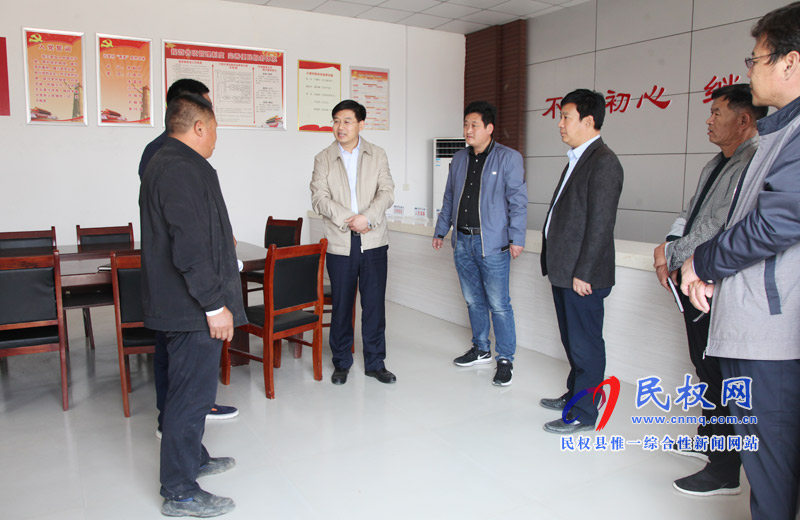 縣委副書記、縣長張團(tuán)結(jié)到綠洲街道辦事處亓堂村開展“三·五”工作日活動