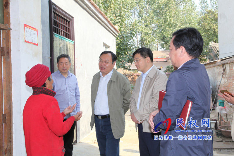 市委常委、常務(wù)副市長吳祖明到龍?zhí)伶?zhèn)邢莊村開展“三·五”基層工作日活動(dòng)