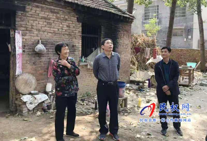 縣委常委、組織部長(zhǎng)何玉明深入褚廟鄉(xiāng)督導(dǎo)破舊房屋拆除和人居環(huán)境整治工作