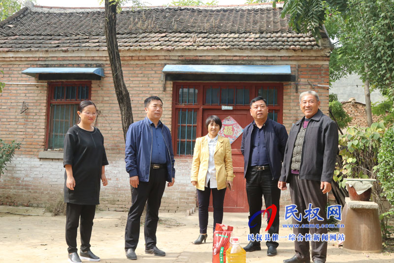 縣林業(yè)局集中組織開(kāi)展扶貧慰問(wèn)活動(dòng) 縣林業(yè)局集中組織開(kāi)展扶貧慰問(wèn)活動(dòng)