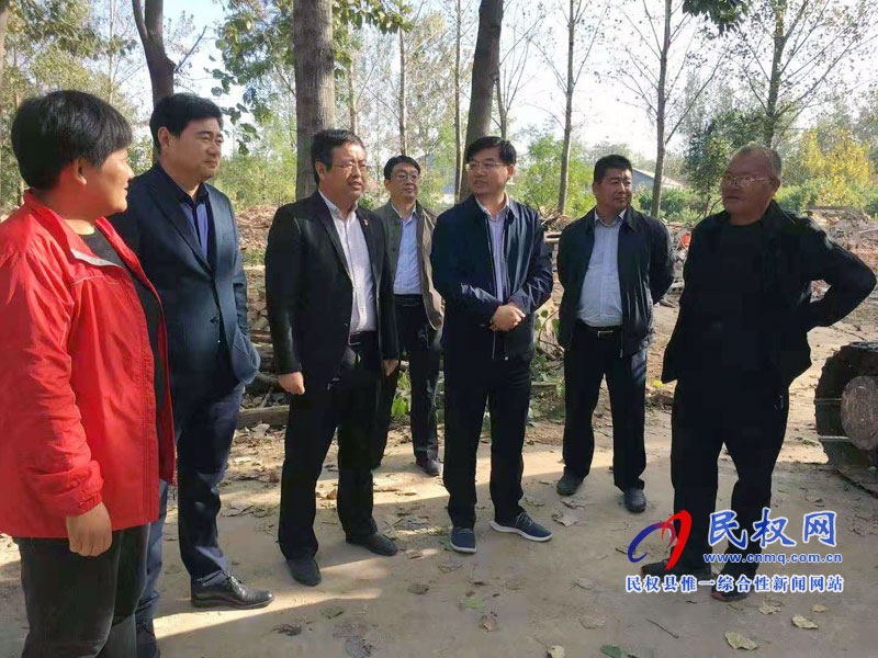 縣委副書記、縣長(zhǎng)張團(tuán)結(jié)查看我縣飲用水源地整治工作及生態(tài)搬遷進(jìn)展情況