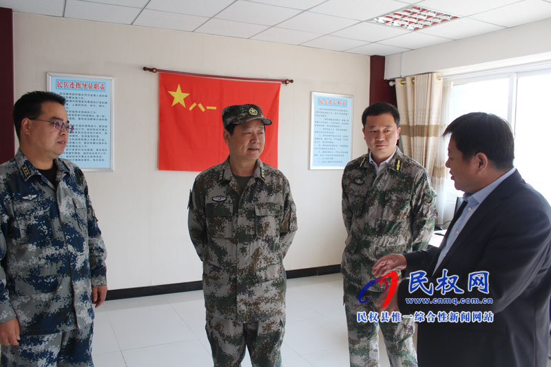 市軍分區(qū)黨委常委、戰(zhàn)備建設(shè)處處長蔣偉到南華辦事處檢查指導(dǎo)人武部正規(guī)化建設(shè)工作