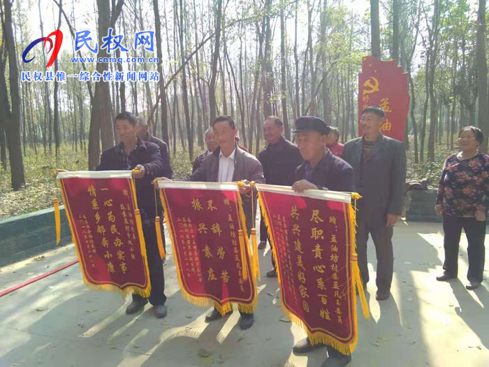 野崗鎮(zhèn):土地流轉(zhuǎn)贏(yíng)民心 群眾致謝送錦旗 野崗鎮(zhèn):土地流轉(zhuǎn)贏(yíng)民心 群眾致謝送錦旗
