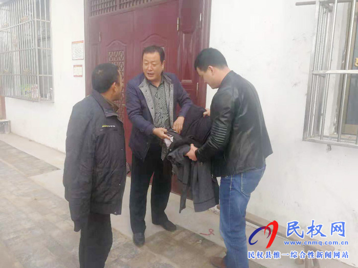國(guó)土資源局為貧困戶送衣問(wèn)暖 國(guó)土資源局為貧困戶送衣問(wèn)暖