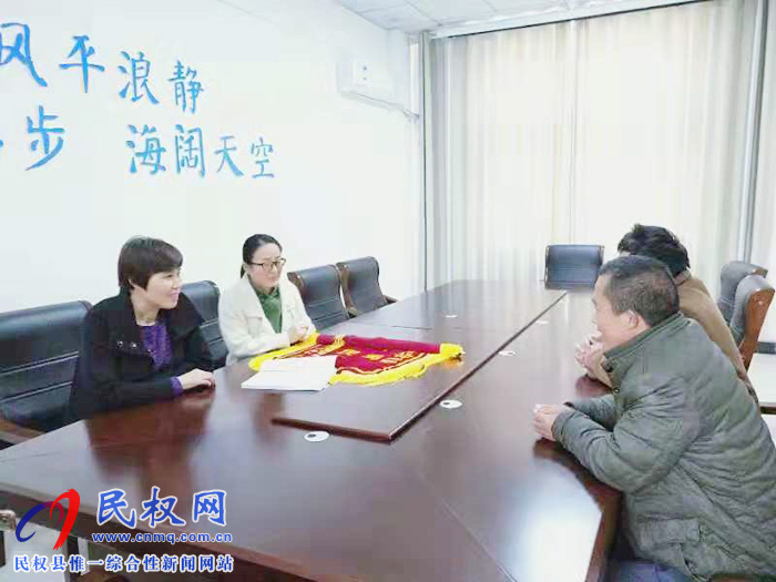 勞動仲裁保權(quán)益 群眾感激送錦旗 勞動仲裁保權(quán)益 群眾感激送錦旗