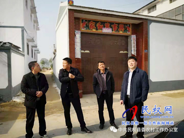 縣委農(nóng)辦主任張勇和縣人居環(huán)境顧問衛(wèi)志強到北關(guān)等7個鄉(xiāng)鎮(zhèn)督導(dǎo)農(nóng)村人居環(huán)境、垃圾治理和改廁工作