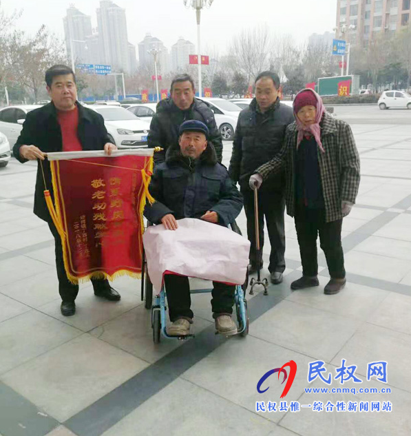 野崗鎮(zhèn):貧困群眾送錦旗頌黨恩 責(zé)任組長(zhǎng)助病殘受榮光 野崗鎮(zhèn):貧困群眾送錦旗頌黨恩 責(zé)任組長(zhǎng)助病殘受榮光