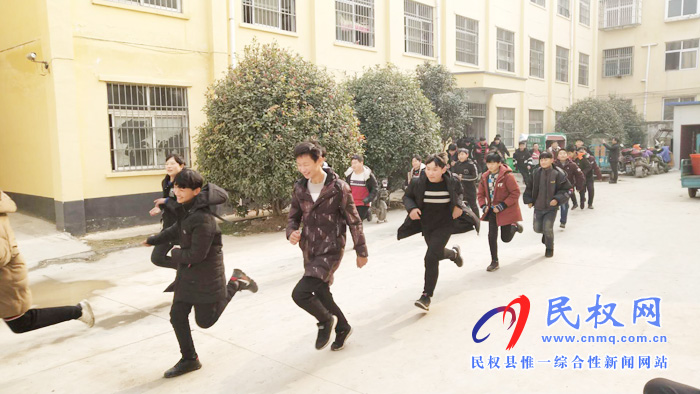 民權(quán)縣程莊鎮(zhèn)第一初級(jí)中學(xué)舉行緊急疏散演練活動(dòng) 民權(quán)縣程莊鎮(zhèn)第一初級(jí)中學(xué)舉行緊急疏散演練活動(dòng)