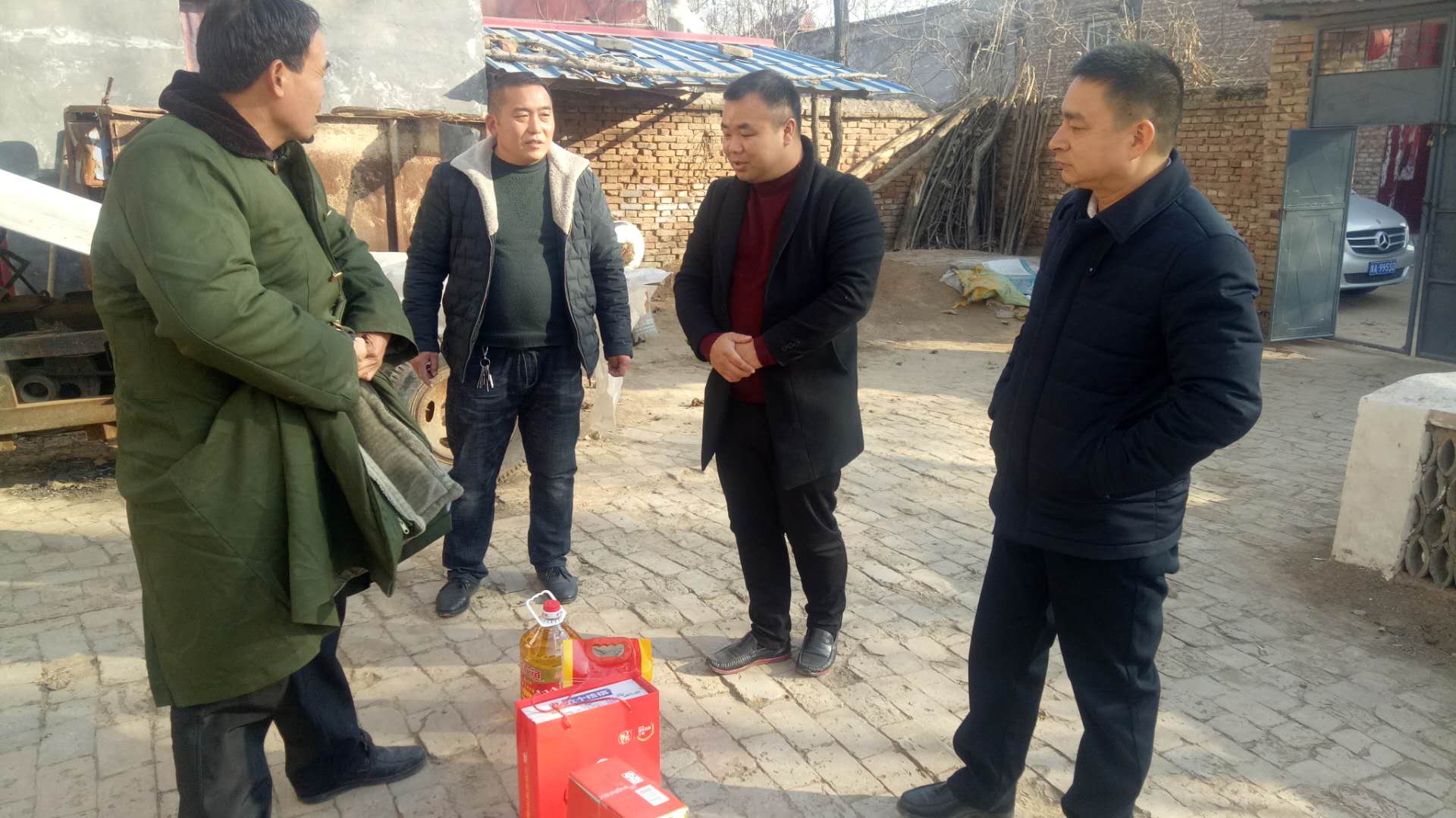 豐之茂氣體項目負(fù)責(zé)人到北關(guān)鎮(zhèn)慰問貧困戶 豐之茂氣體項目負(fù)責(zé)人到北關(guān)鎮(zhèn)慰問貧困戶