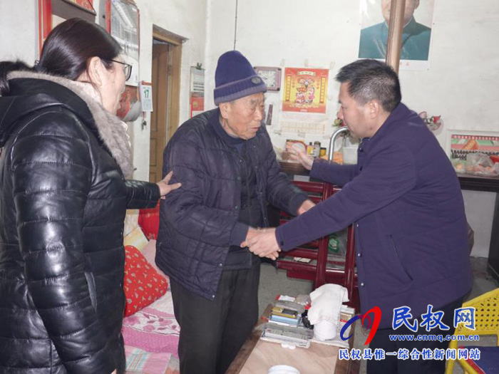 縣住建局領(lǐng)導(dǎo)走訪慰問(wèn)困難黨員職工