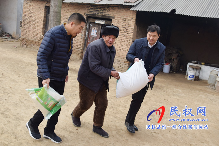 縣糧食局節(jié)前走訪慰問(wèn)貧困戶
