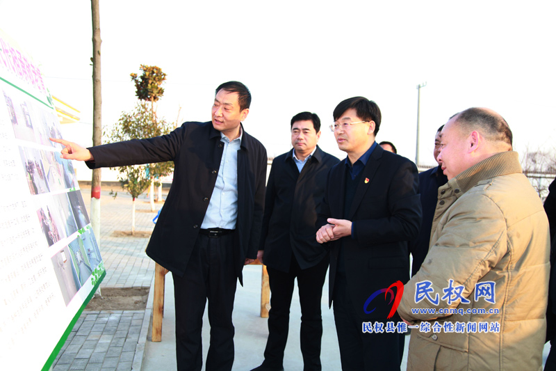縣委副書記、縣長張團(tuán)結(jié)走訪慰問老黨員、貧困群眾和敬老院老人