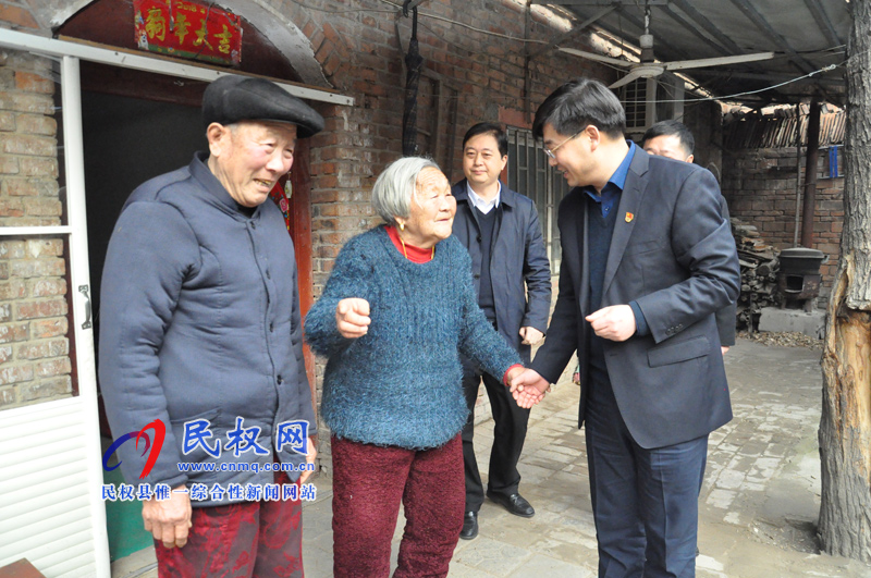 縣四大家領(lǐng)導(dǎo)走訪慰問困難群眾、下崗失業(yè)特困職工和企業(yè)軍轉(zhuǎn)干部