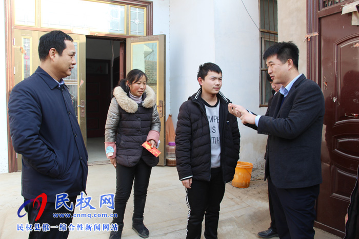 雙塔鎮(zhèn)黨委、政府慰問貧困大學(xué)生