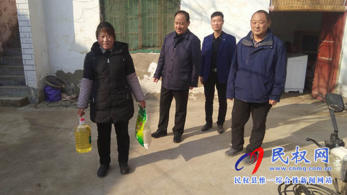 縣住建局開展年關(guān)慰問貧困戶送溫暖活動(dòng) 縣住建局開展年關(guān)慰問貧困戶送溫暖活動(dòng)