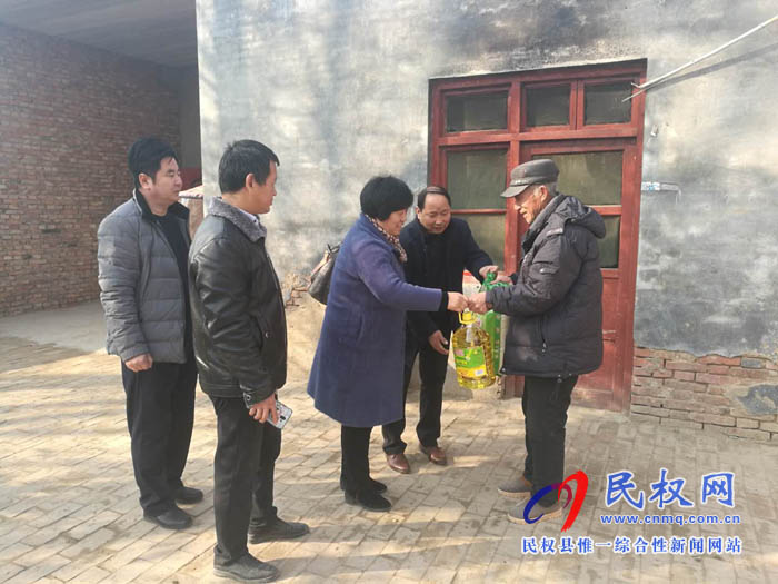 縣住建局開展年關(guān)慰問貧困戶送溫暖活動(dòng) 縣住建局開展年關(guān)慰問貧困戶送溫暖活動(dòng)
