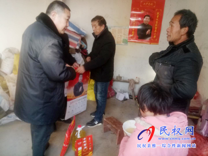 縣工商質(zhì)監(jiān)局節(jié)前走訪慰問(wèn) 為貧困戶送溫暖 縣工商質(zhì)監(jiān)局節(jié)前走訪慰問(wèn) 為貧困戶送溫暖