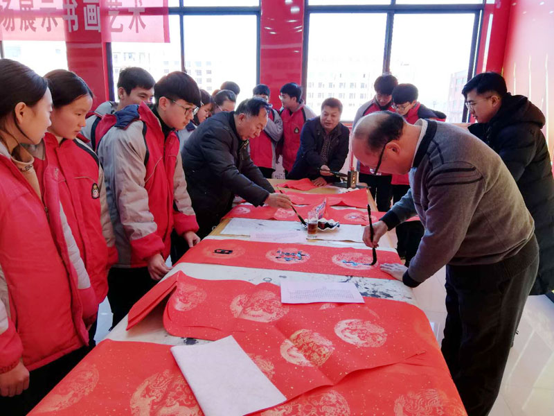書畫協(xié)會名家進(jìn)育才 義寫春聯(lián)弘揚(yáng)書畫藝術(shù) 書畫協(xié)會名家進(jìn)育才 義寫春聯(lián)弘揚(yáng)書畫藝術(shù)