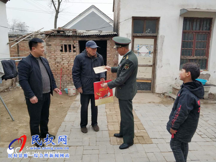 縣人武部部長熊四香到雙塔鎮(zhèn)牛牧崗村慰問貧困學(xué)生 縣人武部部長熊四香到雙塔鎮(zhèn)牛牧崗村慰問貧困學(xué)生