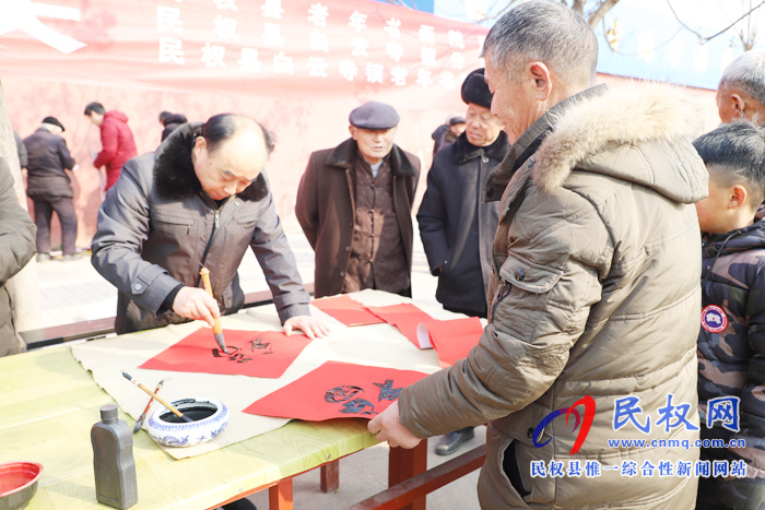 白云寺鎮(zhèn)：義寫春聯送農家 “書書福?！边^大年