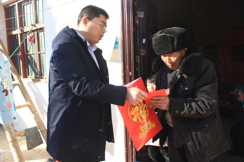 團委新春慰問老黨員、復(fù)轉(zhuǎn)軍人和貧困戶