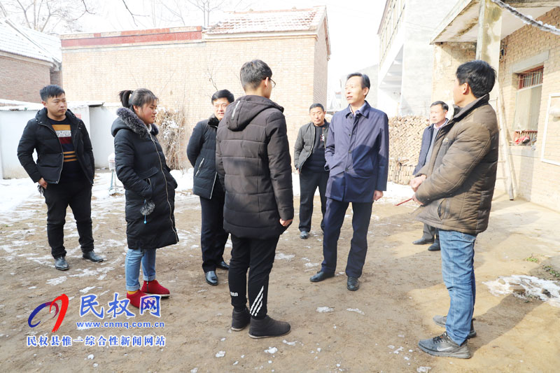 縣委常委、副縣長信木祥到白云寺鎮(zhèn)慰問困難學(xué)生家庭