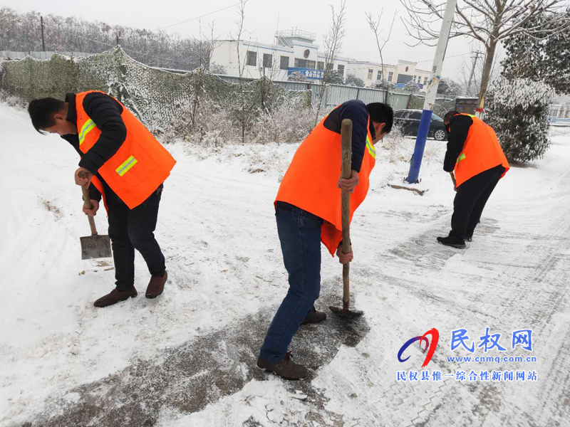 交通運(yùn)輸局清除道路積雪確保行車安全 交通運(yùn)輸局清除道路積雪確保行車安全