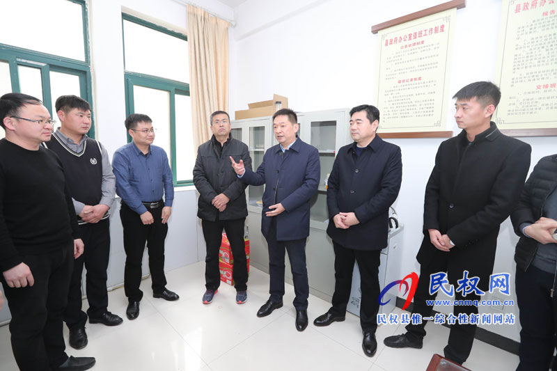 縣委常委、縣委辦公室主任孟亞松看望慰問(wèn)春節(jié)期間值班人員