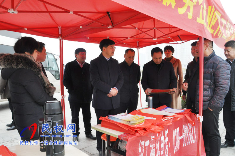 縣委副書記、縣長張團(tuán)結(jié)查看節(jié)前招工宣傳工作