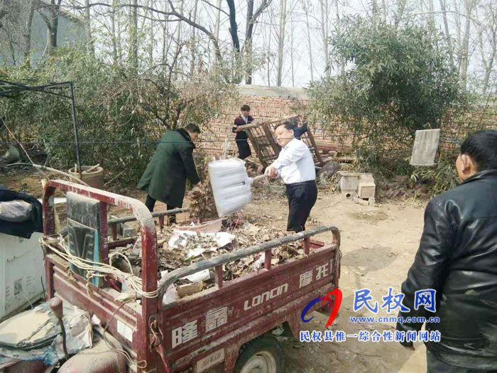 縣人防辦協(xié)助貧困戶(hù)整治村居環(huán)境衛(wèi)生 縣人防辦協(xié)助貧困戶(hù)整治村居環(huán)境衛(wèi)生