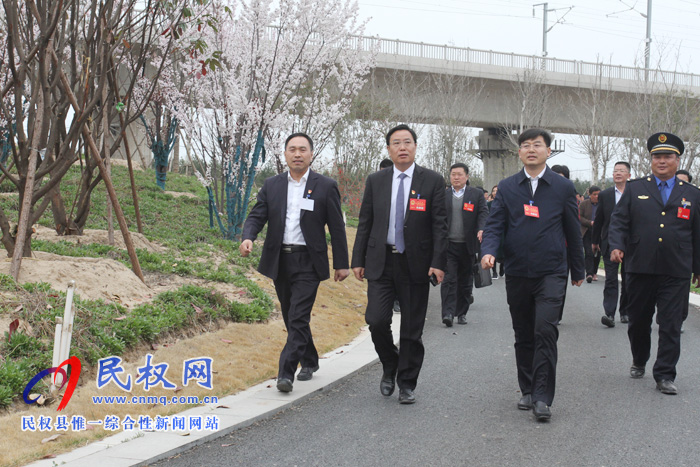 縣人大代表集中視察我縣重點(diǎn)項(xiàng)目建設(shè) 縣人大代表集中視察我縣重點(diǎn)項(xiàng)目建設(shè)